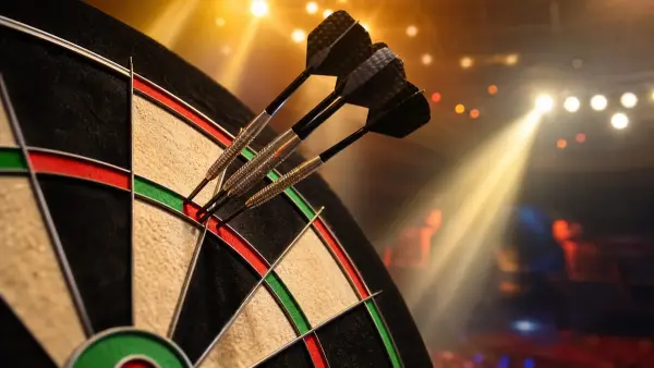Luke Littler claque un neuf-darter et sort Aspinall au World Matchplay 2026